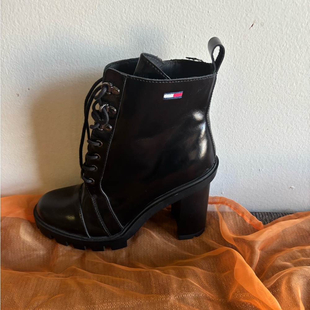 🩶Tommy Hilfiger Lace-Up Block Heel
Combat Boots - US Women's Size 10🩶